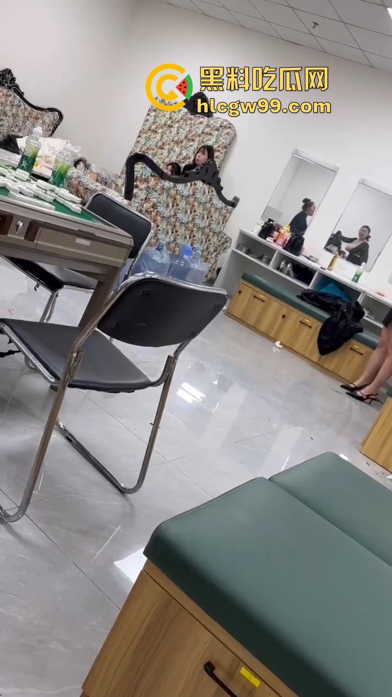 东北沈阳KTV两坐台女激情互骂，扯衣撕扯到大奶全露，饱满乳房狂摇画面辣眼，围观小姐姐都看傻了！-9