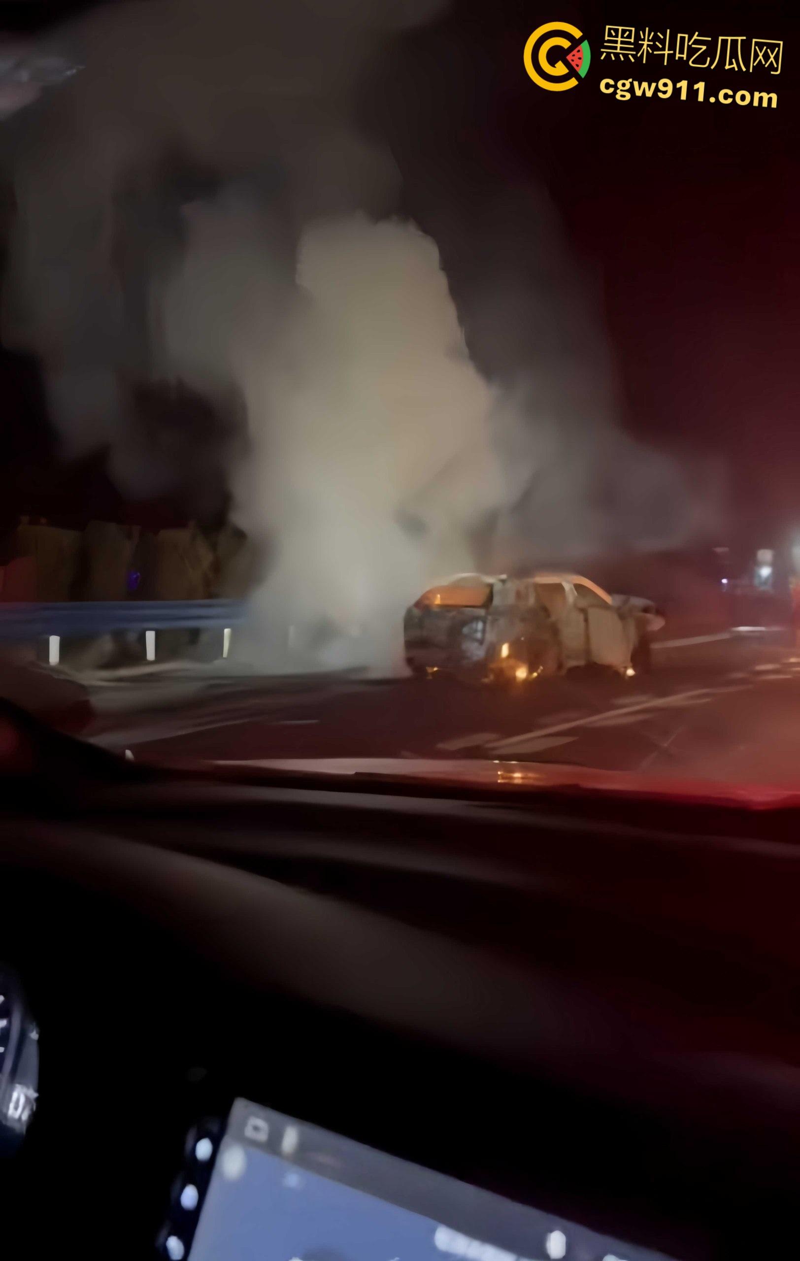 广西玉林深南高速5车追尾,连撞起火2死3伤,现场火光四射浓烟滚滚,节假日事故多发注意车距慢速 !-2