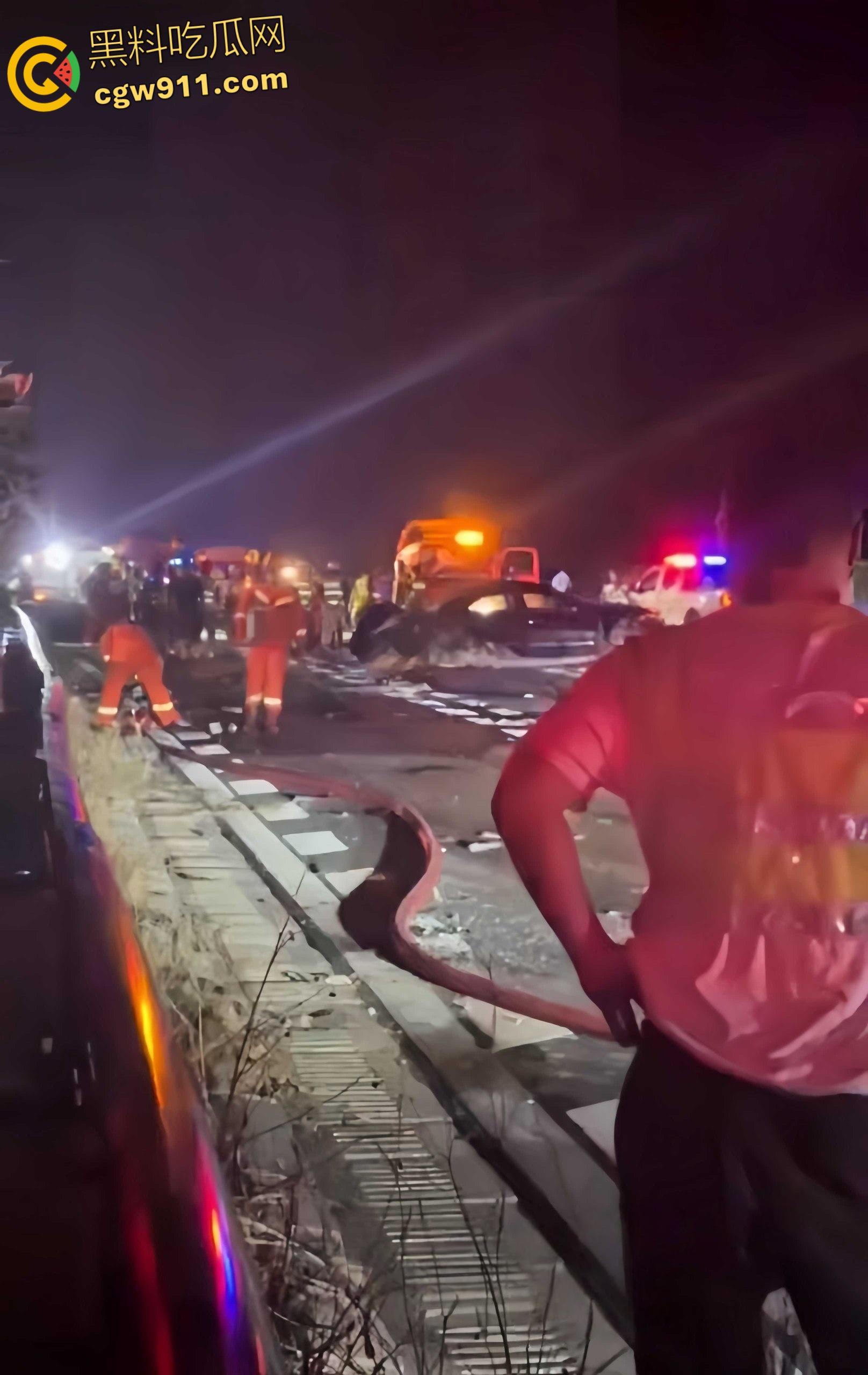 广西玉林深南高速5车追尾,连撞起火2死3伤,现场火光四射浓烟滚滚,节假日事故多发注意车距慢速 !-4