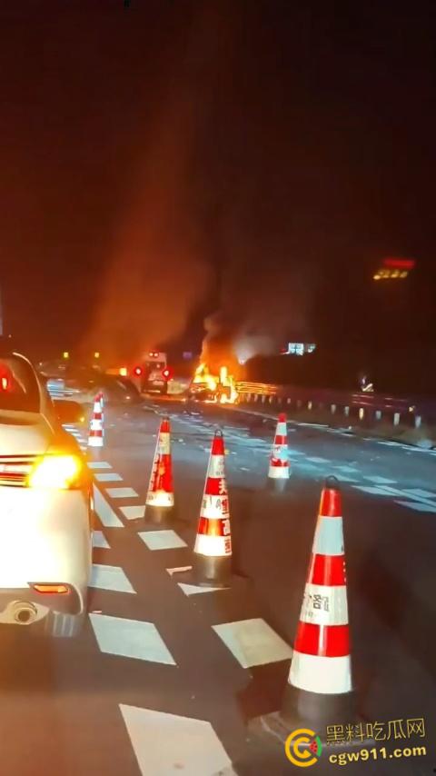 广西玉林深南高速5车追尾,连撞起火2死3伤,现场火光四射浓烟滚滚,节假日事故多发注意车距慢速 !-5