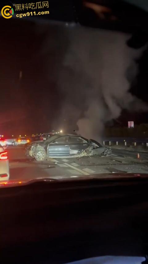 广西玉林深南高速5车追尾,连撞起火2死3伤,现场火光四射浓烟滚滚,节假日事故多发注意车距慢速 !-7