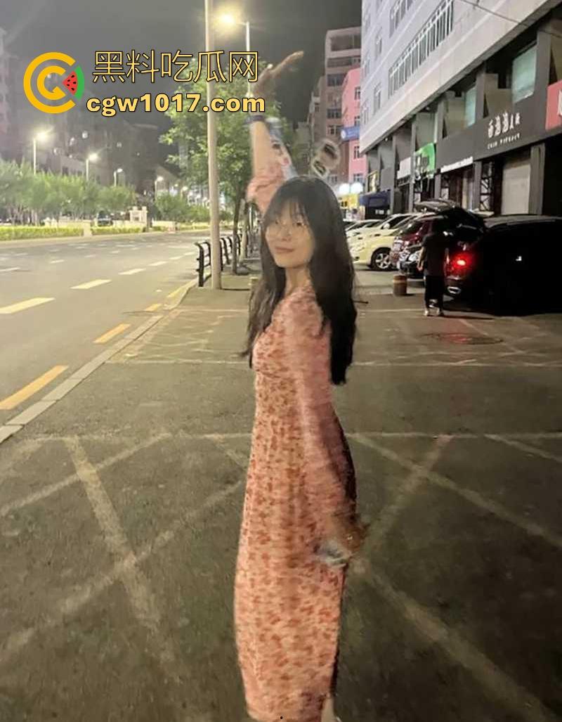 长春极品人妻【魏一晴】老公出差刚走约炮前男友家中情趣性爱,看着婚纱照操黑丝人妻,玩的不是一般的花!-2