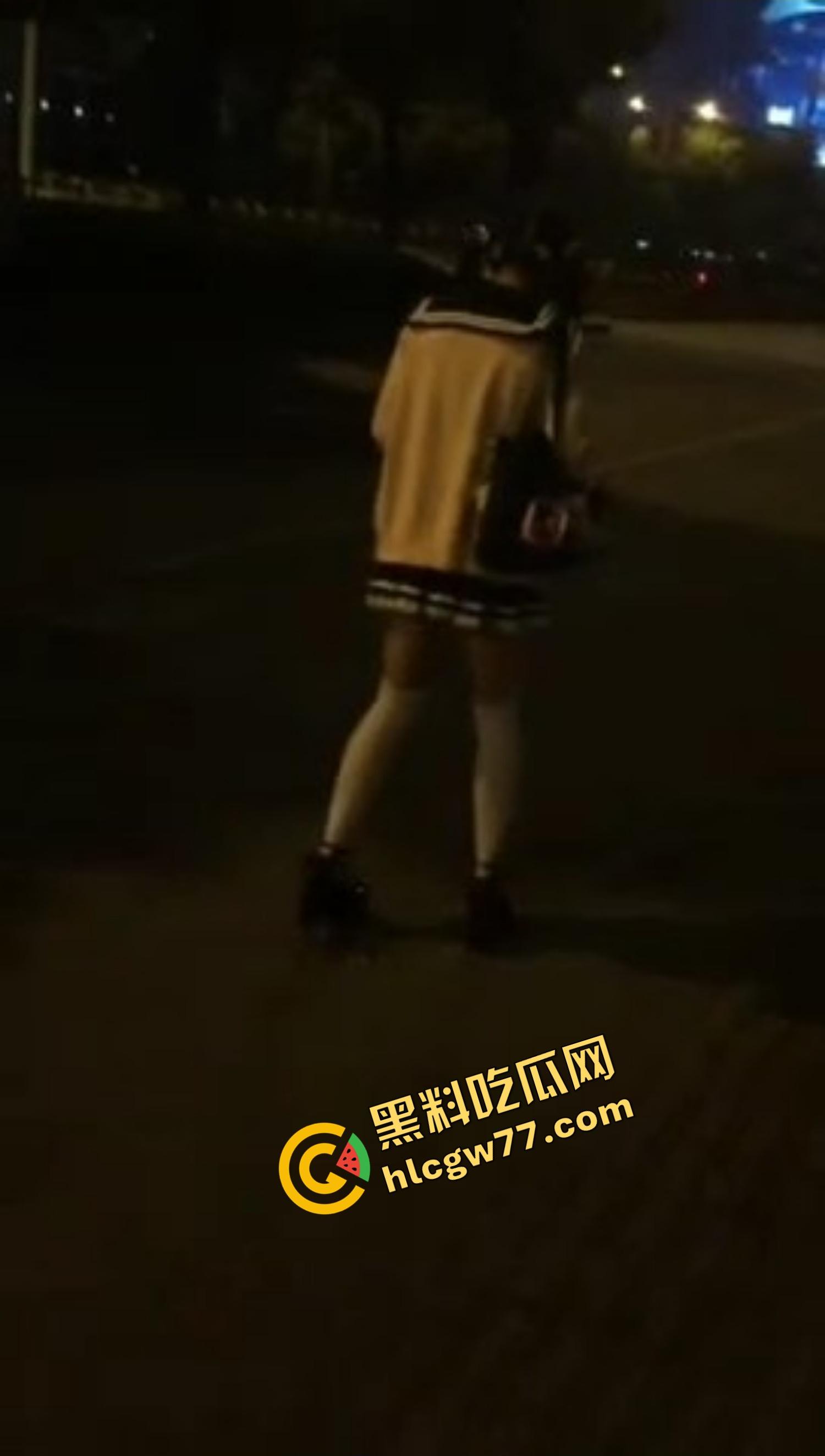 杭州『李雪莹』完成主人的任务,穿JK真空夹跳蛋,大街上五档起步,走到一半直接失禁边走边尿!-8