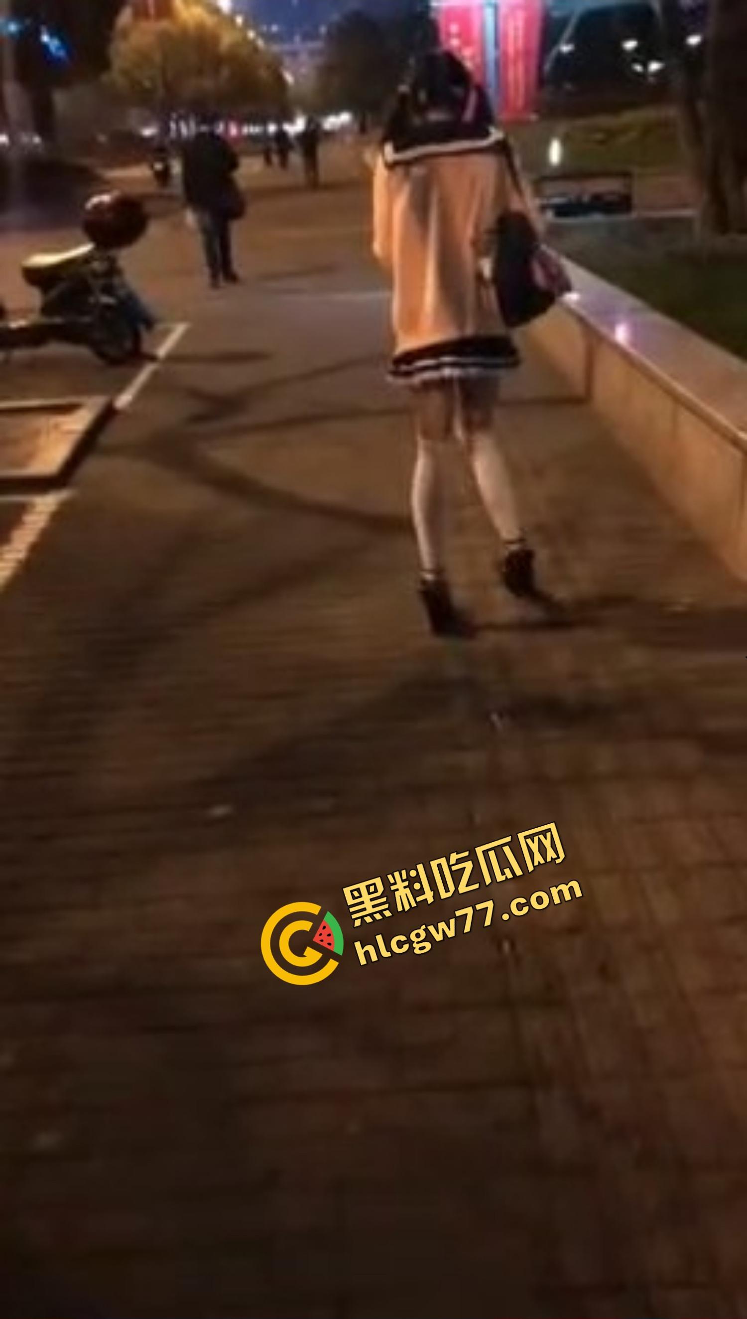 杭州『李雪莹』完成主人的任务,穿JK真空夹跳蛋,大街上五档起步,走到一半直接失禁边走边尿!-11