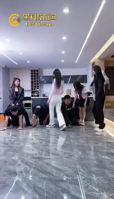 汪汪汪!集美们直播遛狗,套狗链骑狗赛跑,1米8大哥像小狗一样乖,这男奴怪听话的,还是集美们会玩!-1