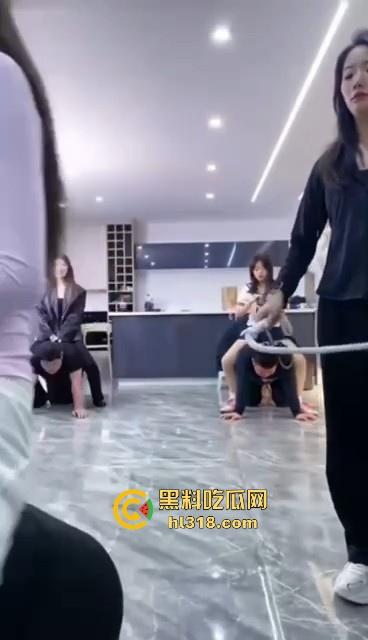 汪汪汪!集美们直播遛狗,套狗链骑狗赛跑,1米8大哥像小狗一样乖,这男奴怪听话的,还是集美们会玩!-3