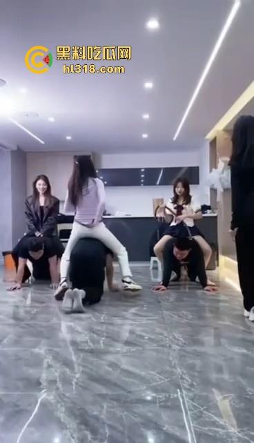 汪汪汪!集美们直播遛狗,套狗链骑狗赛跑,1米8大哥像小狗一样乖,这男奴怪听话的,还是集美们会玩!-5