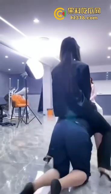 汪汪汪!集美们直播遛狗,套狗链骑狗赛跑,1米8大哥像小狗一样乖,这男奴怪听话的,还是集美们会玩!-8