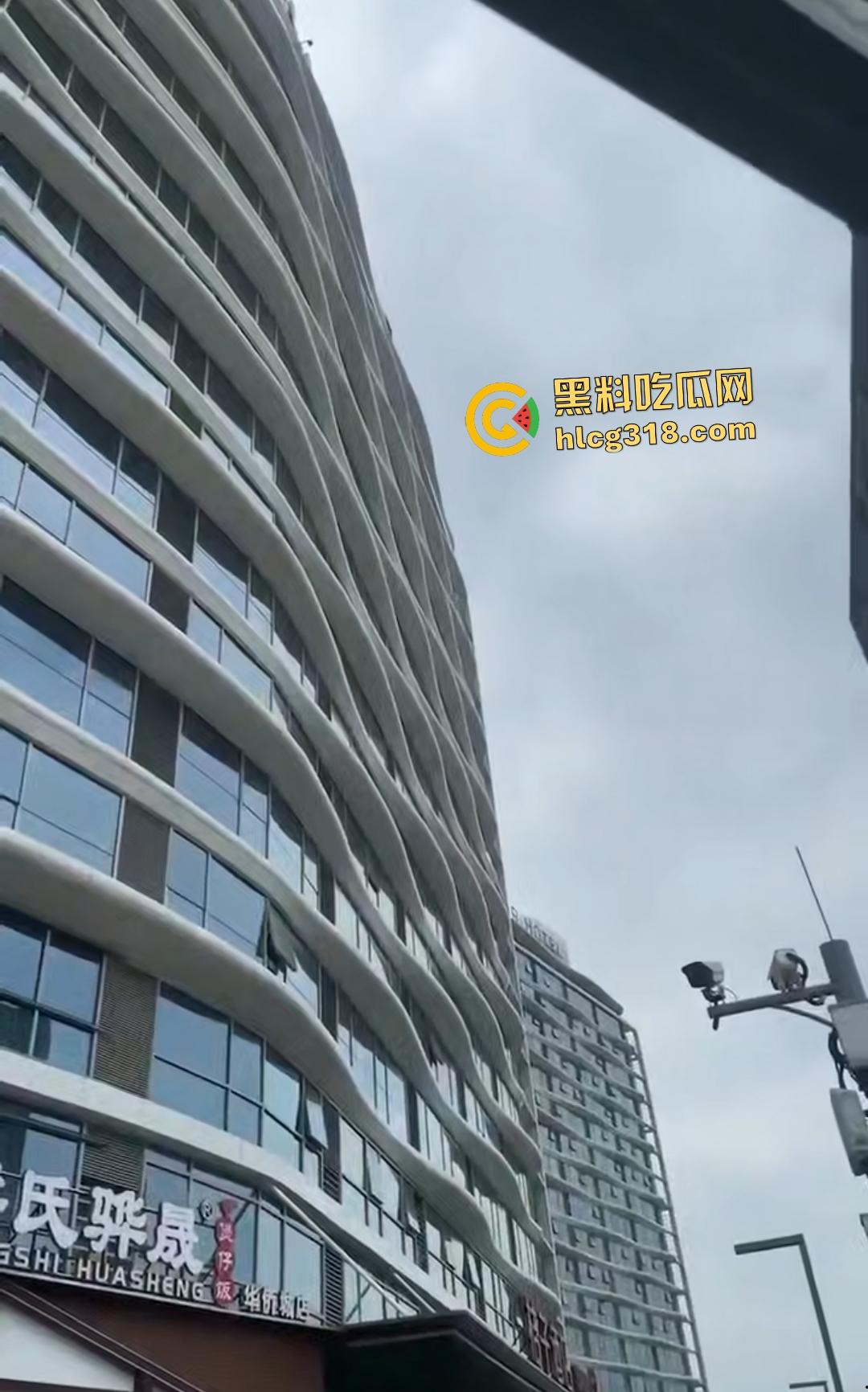 华侨城桔子酒店女子穿最爱的JK跳楼自杀悲剧!原因竟是女友遭男友暴打次日绝望坠楼!-4