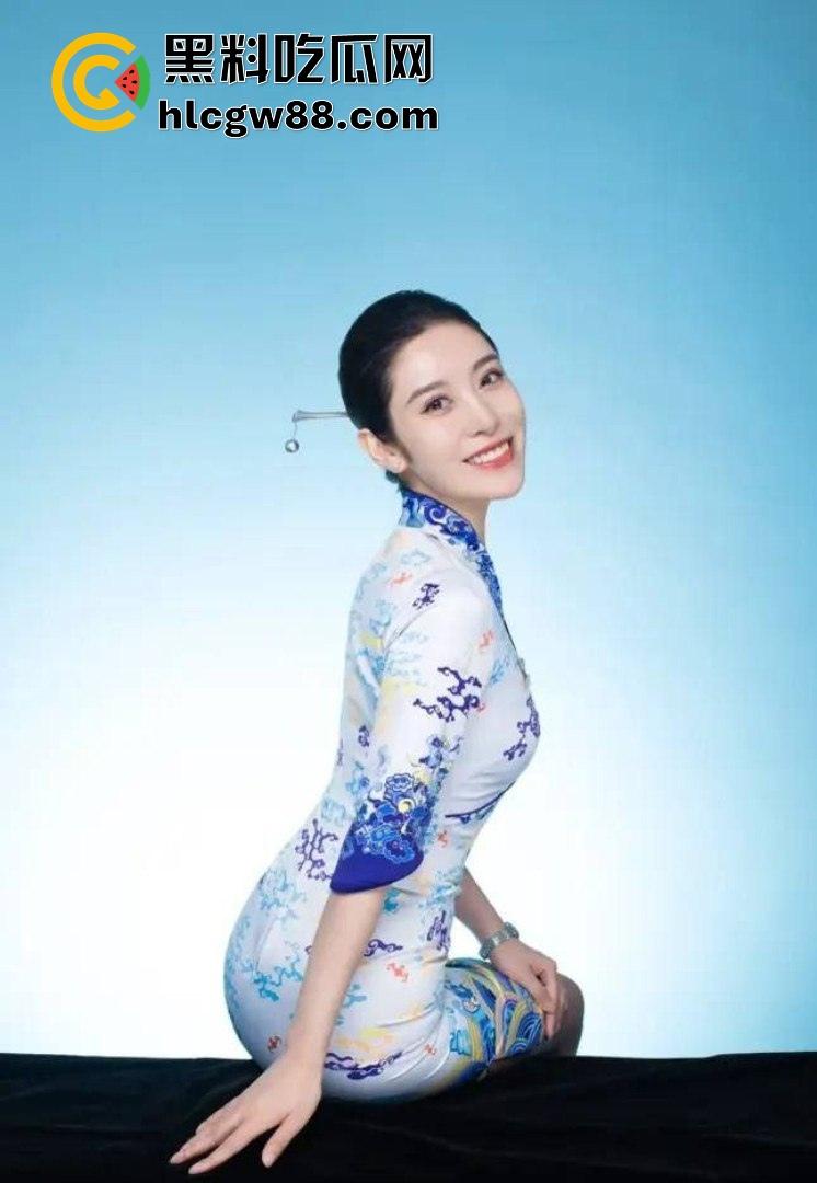 苏州少公子爆操海航空姐【刘媛媛】制服成情趣装,被按在酒店窗台疯狂后入,逼肿了还得给顾客倒饮料!-1