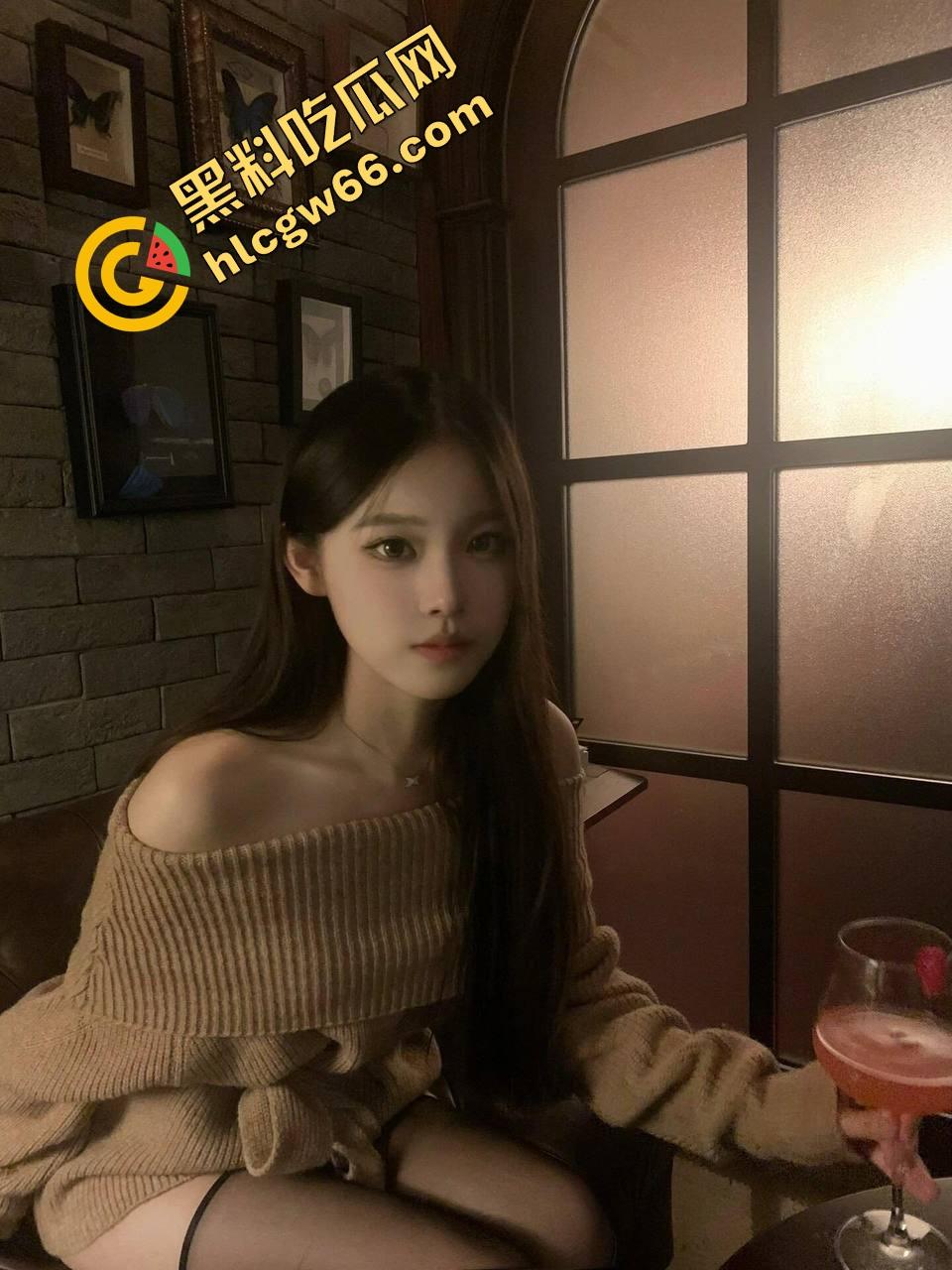 珠海大神【ToroS】学妹收割机，当街母狗调教，跪舔肉棒爽喷骚水，骚穴灌满精液流出！-2