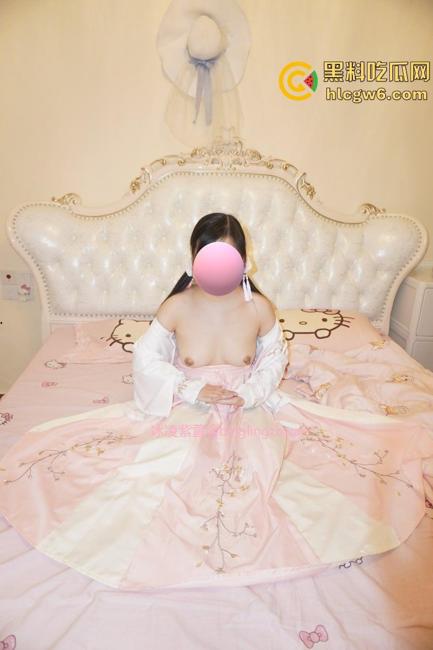 OnlyFans泰国极品骚货情侣【mickeemouse】绿帽癖男友放飞，女友3P、6P大乱斗淫乱得不行！-8