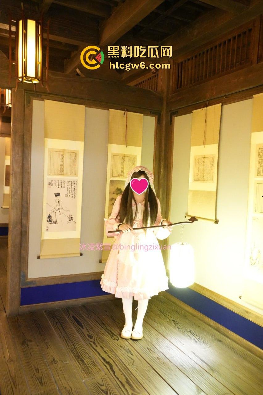 OnlyFans泰国极品骚货情侣【mickeemouse】绿帽癖男友放飞，女友3P、6P大乱斗淫乱得不行！-9