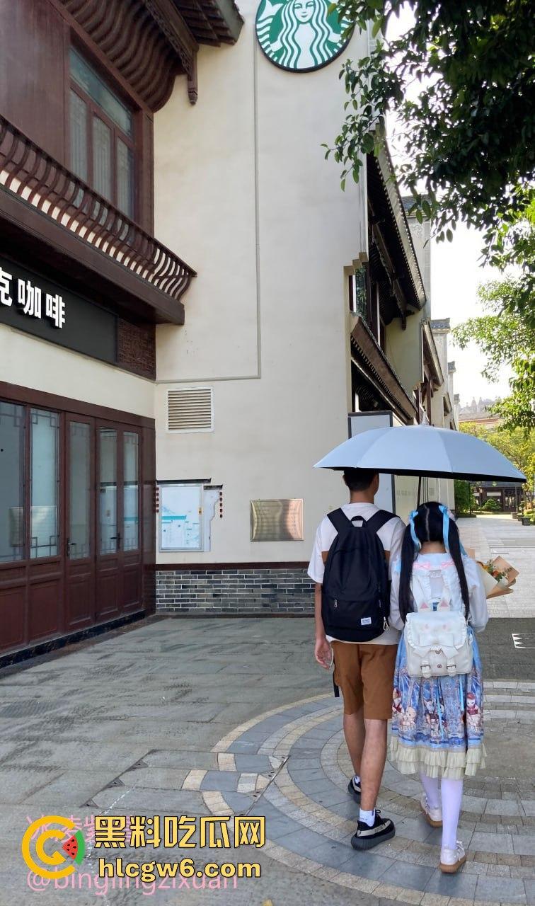 OnlyFans泰国极品骚货情侣【mickeemouse】绿帽癖男友放飞，女友3P、6P大乱斗淫乱得不行！-10