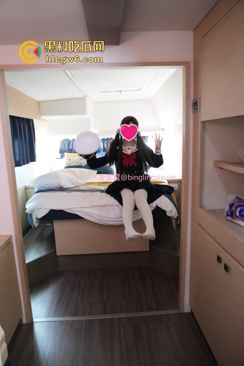 OnlyFans泰国极品骚货情侣【mickeemouse】绿帽癖男友放飞，女友3P、6P大乱斗淫乱得不行！-11