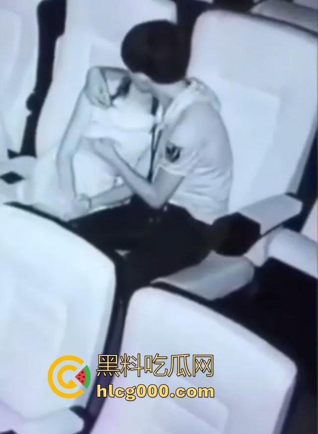 还得是黄毛呀！深夜带女友看电影，边看电影边吸奶，肆无忌惮地吸吮乳头，这女的身材真不错！-3