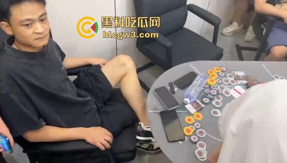 这是出老千还是欠债不还?精神小伙赌博场直接抄尼泊尔军刀棒球棍,暴力出手太狠了!-4