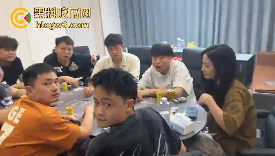 这是出老千还是欠债不还?精神小伙赌博场直接抄尼泊尔军刀棒球棍,暴力出手太狠了!-7