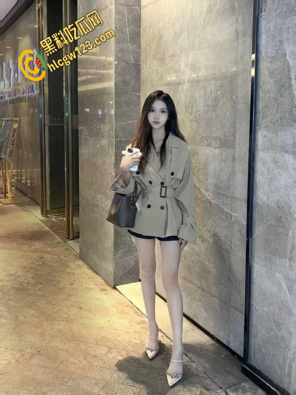 高颜值尤物【刘莎莎】，黑丝空姐开档诱惑，野战厕所猛插生怕别人不知道 !-1