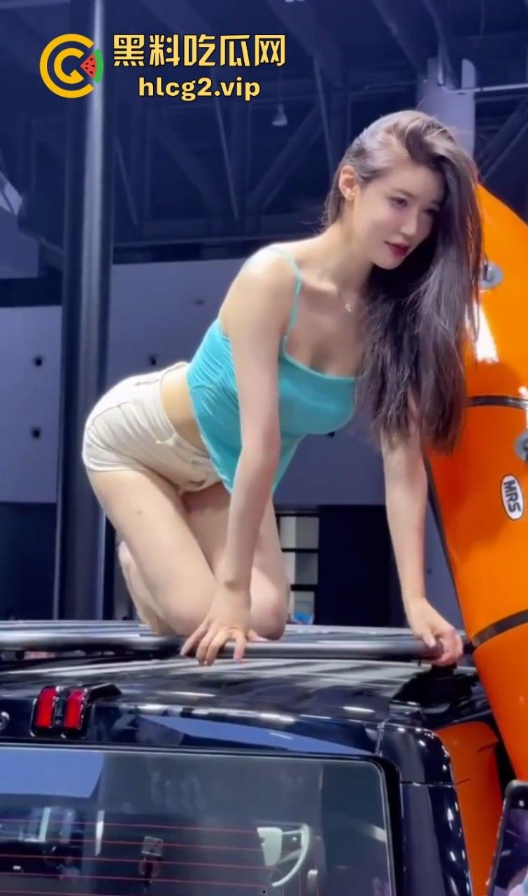 是展车还是借机卖骚?网红【小乌苏】成都车展大尺度卖骚惹争议-2