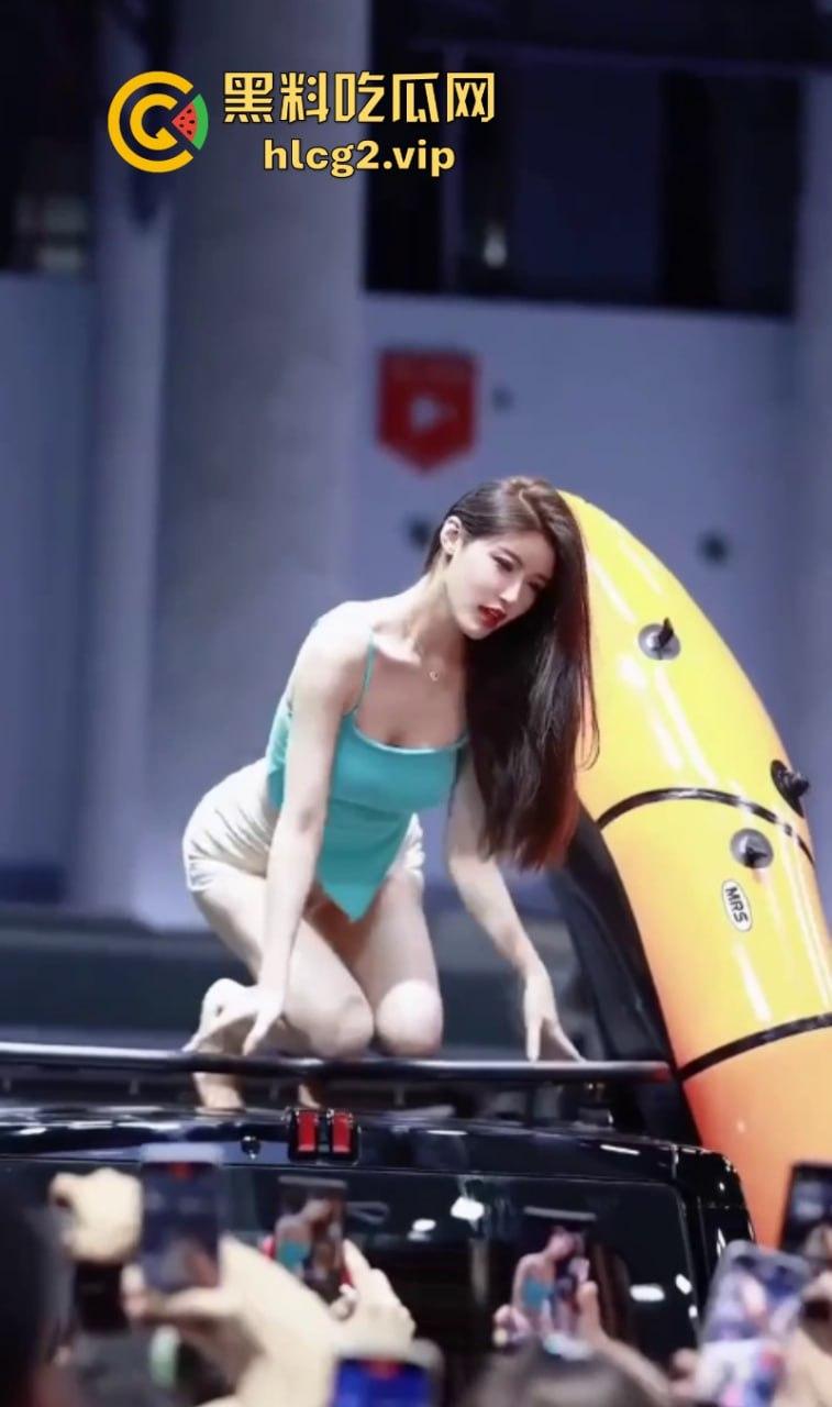 是展车还是借机卖骚?网红【小乌苏】成都车展大尺度卖骚惹争议-3