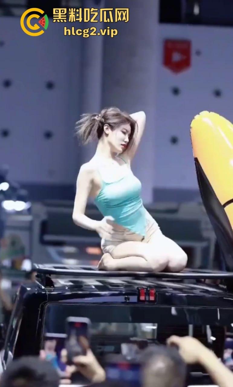 是展车还是借机卖骚?网红【小乌苏】成都车展大尺度卖骚惹争议-5