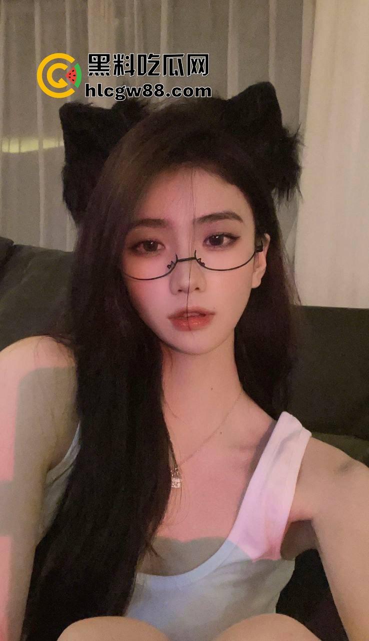 富婆夜生活太疯了，男模腹肌刚一掀开，富婆当场走不动道，直接伸手摸还舔得满脸陶醉！-1