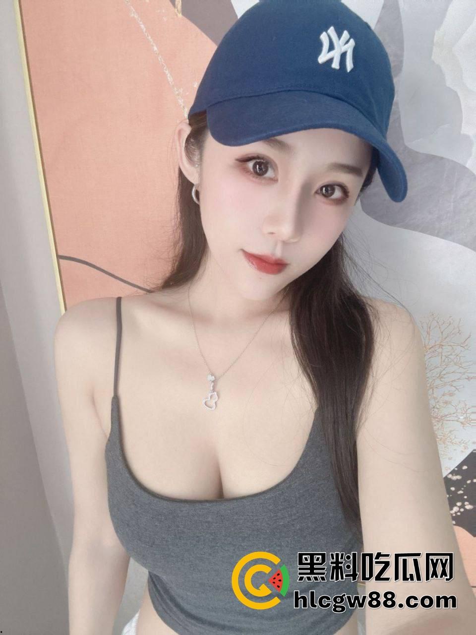 富婆夜生活太疯了，男模腹肌刚一掀开，富婆当场走不动道，直接伸手摸还舔得满脸陶醉！-3