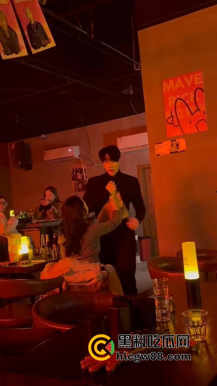 富婆夜生活太疯了，男模腹肌刚一掀开，富婆当场走不动道，直接伸手摸还舔得满脸陶醉！-5