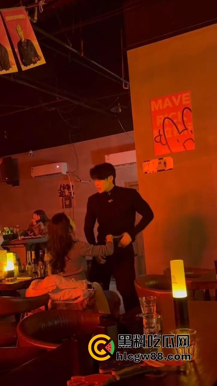 富婆夜生活太疯了，男模腹肌刚一掀开，富婆当场走不动道，直接伸手摸还舔得满脸陶醉！-6