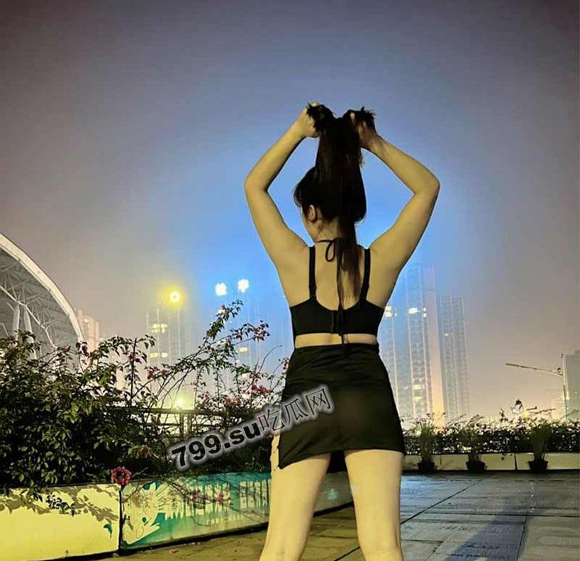 《重磅推荐》推特无敌反差小母狗「狗婷」极限公众场所露出-15