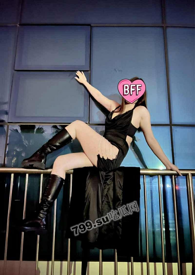 《重磅推荐》推特无敌反差小母狗「狗婷」极限公众场所露出-26