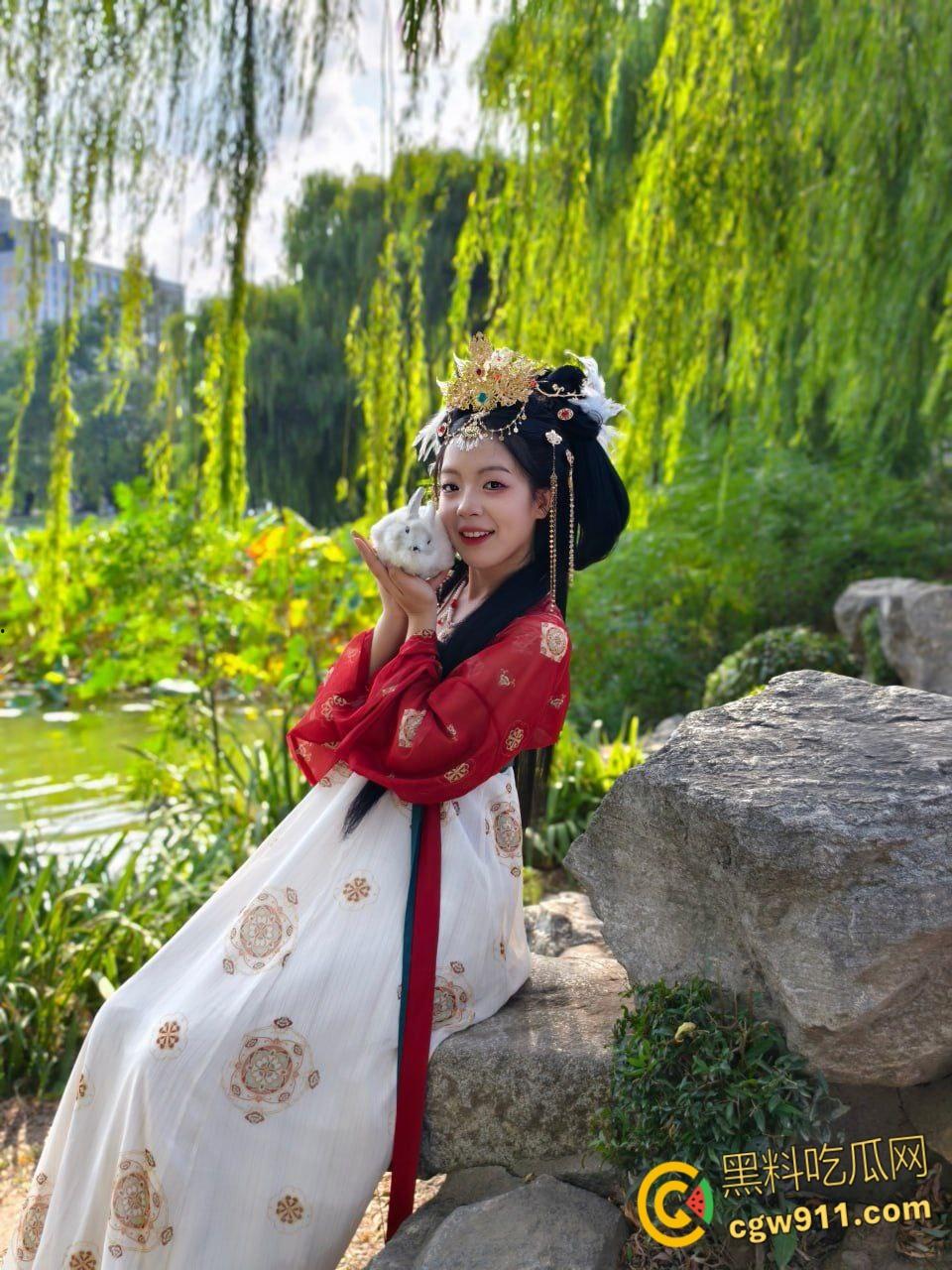 武汉东湖学院【吴丽莹】 乖巧外表却被包养,宿舍微信视频自慰,白浆四溢还说比精液好吃,看了不少被调教 !-4