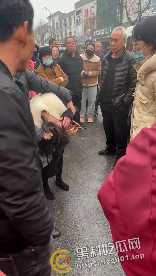 年少有为!河北定州美女当小三 被正房当街暴打 老男人就这么有魅力吗-7