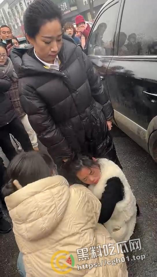 年少有为!河北定州美女当小三 被正房当街暴打 老男人就这么有魅力吗-8