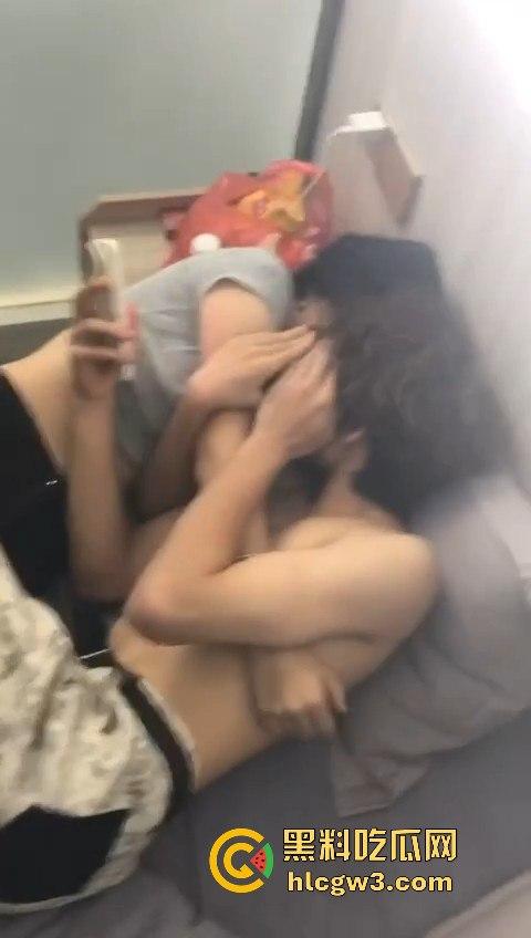 绿茶女炮台酒店开房偷吃带闺蜜围观！边炫泡面边看日逼大片，男友破门怒吼捉奸全程被录！-6