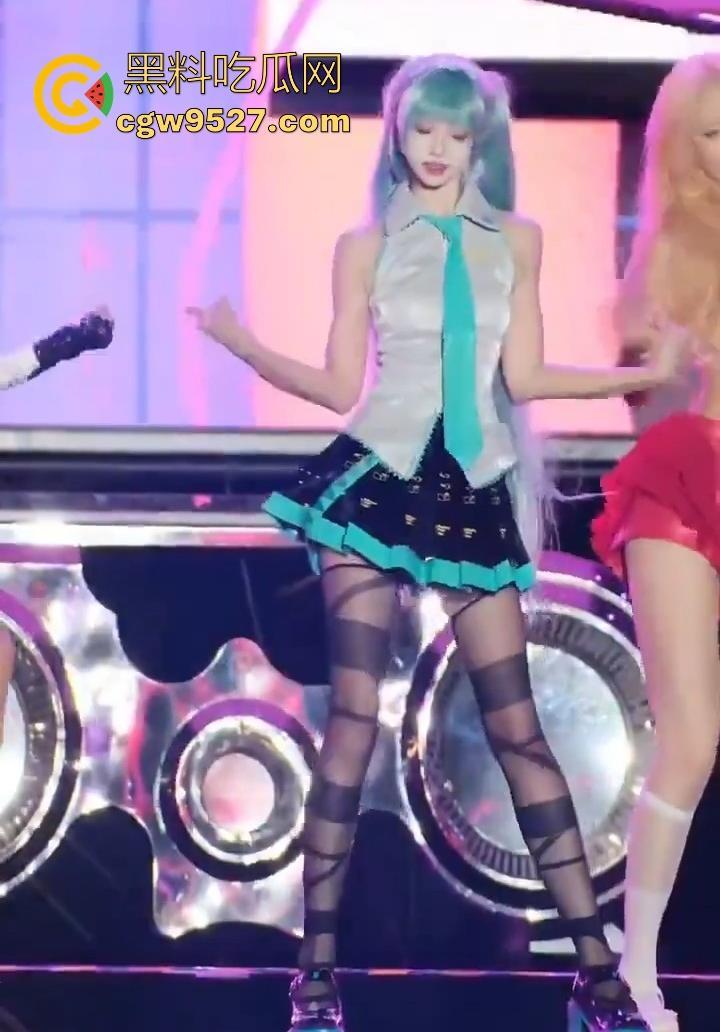 深圳欢乐谷，女团跳舞被女性网友质疑擦边，此前有肌肉男不穿上衣的表演，怎么被举报，不能搞双标！-7