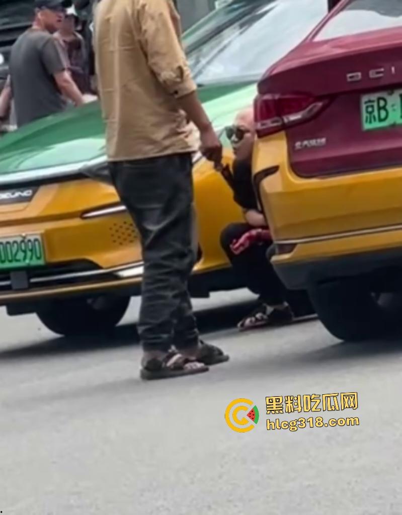 北京天街路口出租车司机撞车起冲突！棕衣司机刀捅黑衣司机直接倒地，天子脚下犯法直接打电话自首！-3