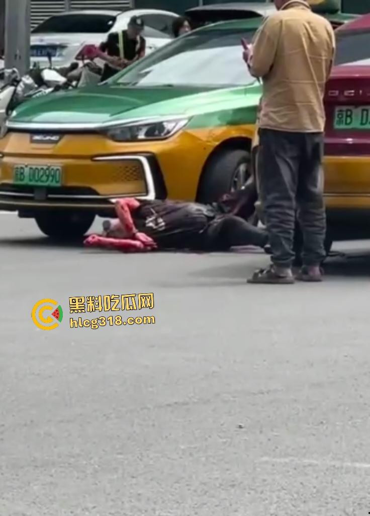 北京天街路口出租车司机撞车起冲突！棕衣司机刀捅黑衣司机直接倒地，天子脚下犯法直接打电话自首！-5