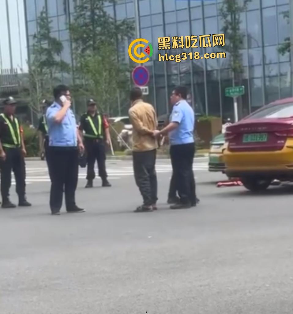 北京天街路口出租车司机撞车起冲突！棕衣司机刀捅黑衣司机直接倒地，天子脚下犯法直接打电话自首！-8