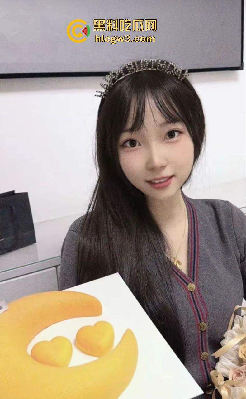 宁波反差校花『欧阳静茹』堕落诱惑 黑丝魅魔楼梯露出,纹身母狗被男友虐肏3P调教视频全流出!-1