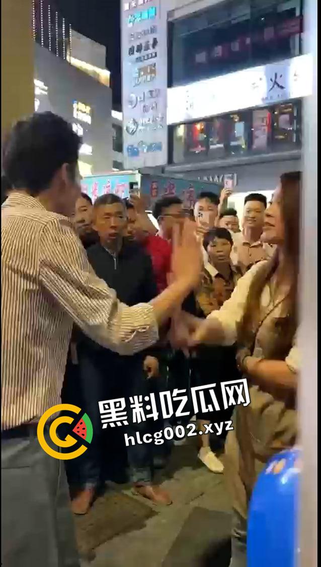 重庆垫江 榜一大哥线下真实刷了三十万不理人的女主播 没有路人阻拦臭女人要被打死 现场视频流出 前排吃瓜-5