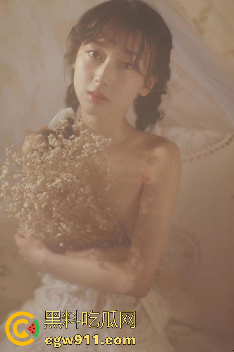 广西嫩妹母狗王丹丹，身材娇小颜值可爱，却是个十足的小母狗，被爸爸调教捆绑玩穴，一只超乖的小脚奴！-1