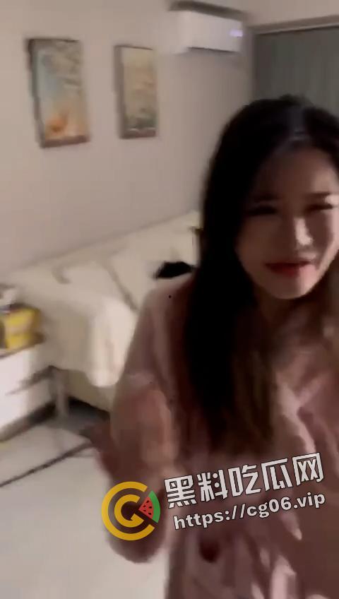 小白脸捉奸卖淫给自己钱花的女朋友 还报警把人抓了再朋友圈曝光 吃完饭把锅砸了 有原则 但不多-7