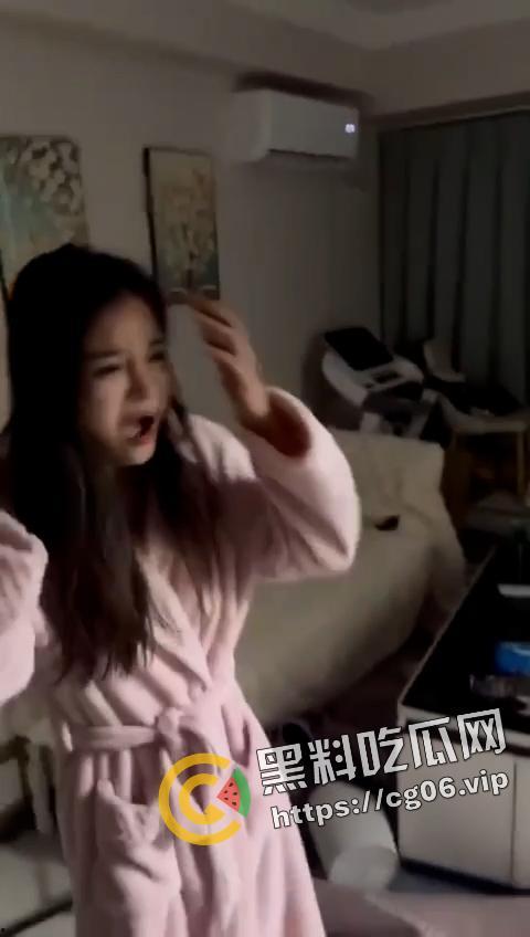 小白脸捉奸卖淫给自己钱花的女朋友 还报警把人抓了再朋友圈曝光 吃完饭把锅砸了 有原则 但不多-8