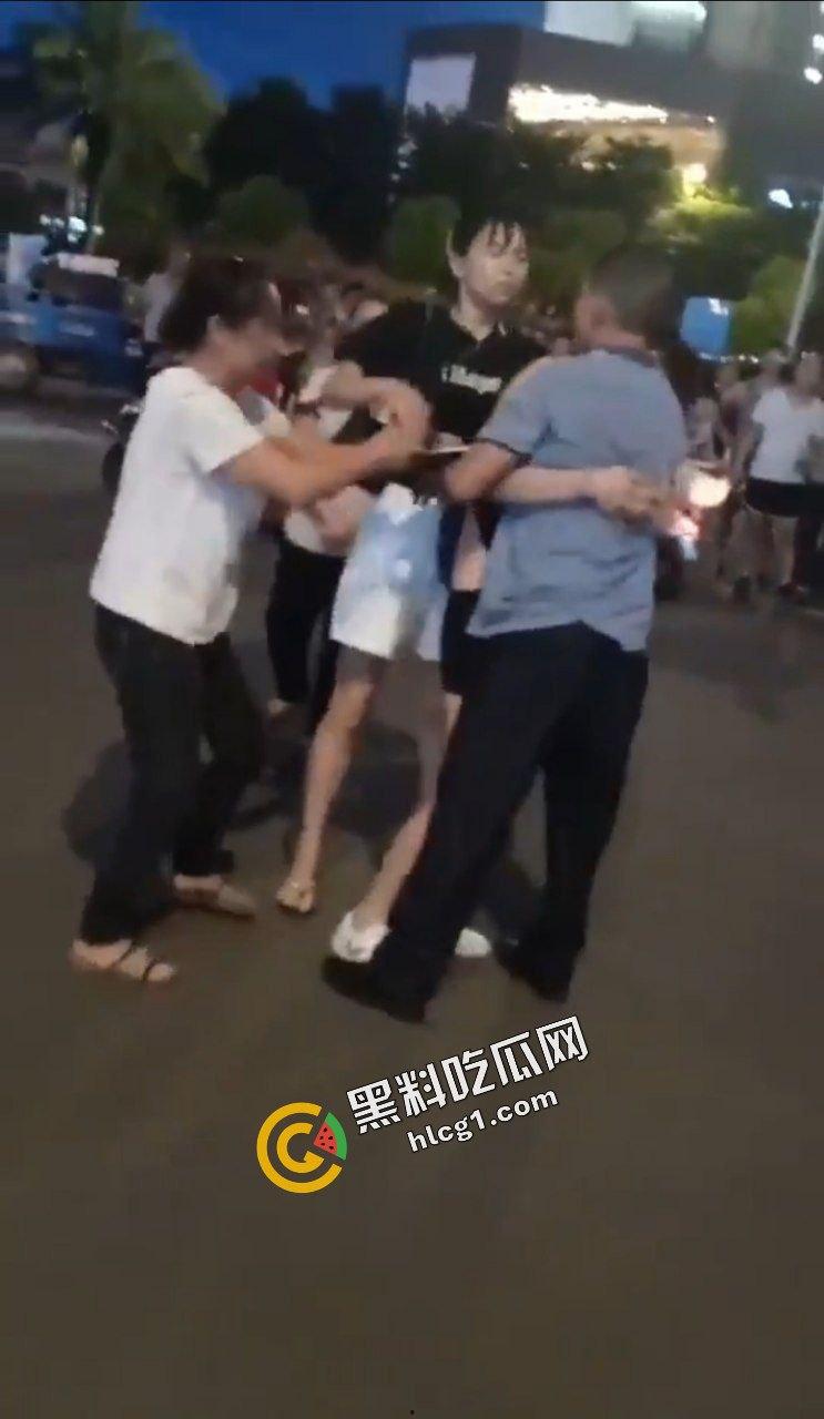 广西钦州 大型抓奸现场实拍 男子带小三出来玩 被妻子和丈母娘逮住 引来一排接一排的吃瓜群众-3