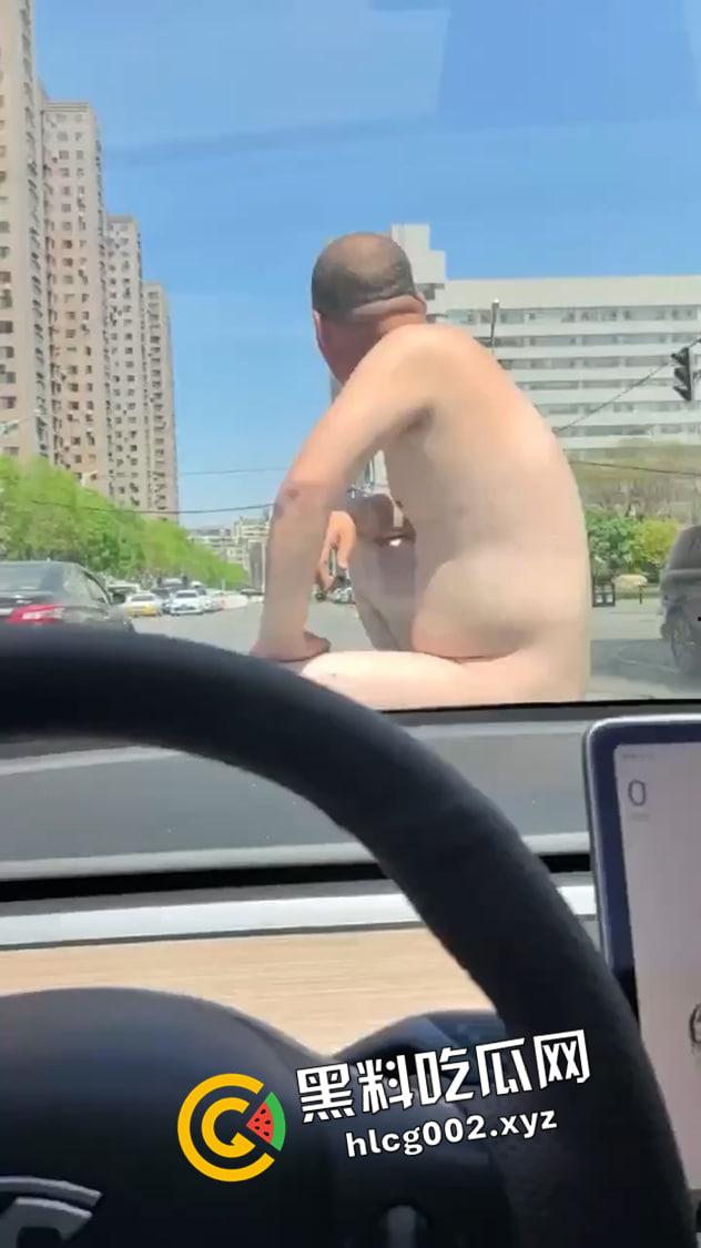 成都裸男大闹十字街头！啤酒肚和大屌都快甩上天了 这是谁的老公和父亲呢-5