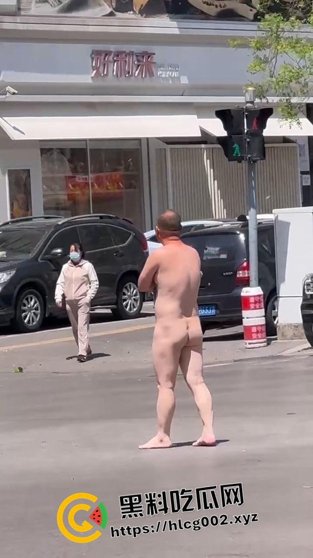 成都裸男大闹十字街头！啤酒肚和大屌都快甩上天了 这是谁的老公和父亲呢-6