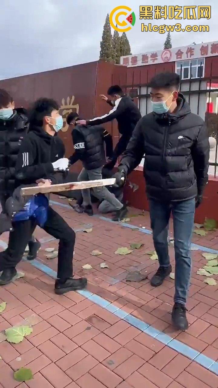 唐山38中门口精神小伙持械群殴，砍刀钢棍齐飞，校园门口上演江湖儿女！-1