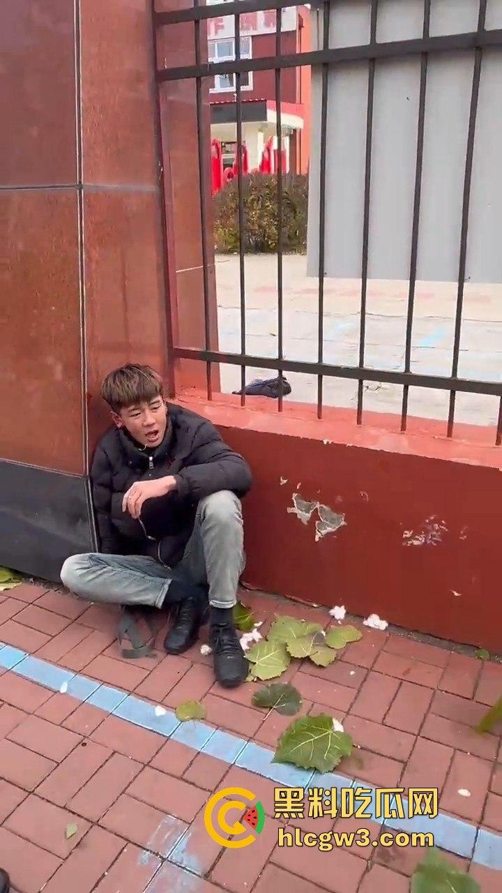 唐山38中门口精神小伙持械群殴，砍刀钢棍齐飞，校园门口上演江湖儿女！-4